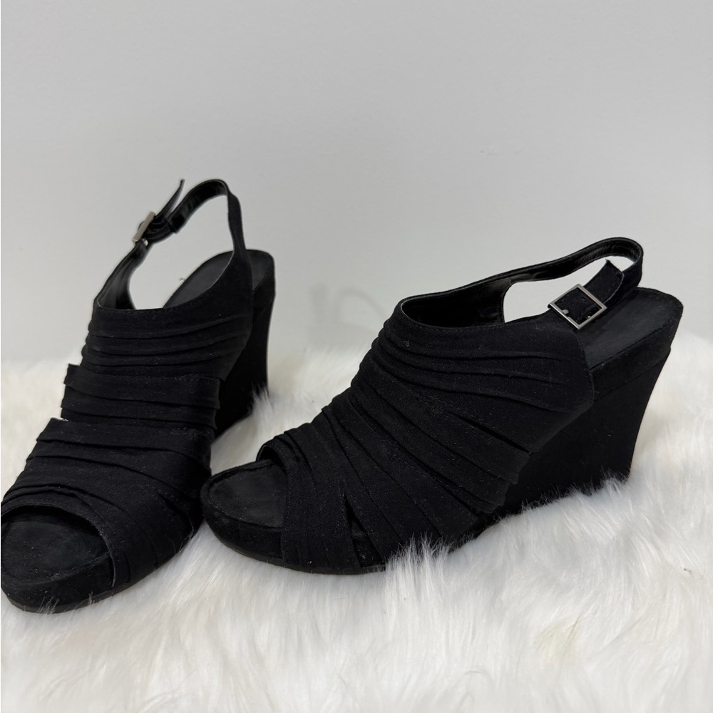 Aerosoles plush on you size 7 black wedges